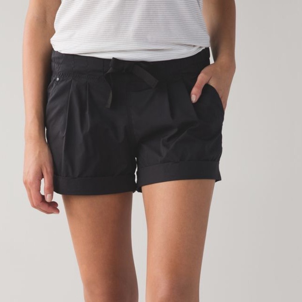 Lululemon Black Spring Break Away Shorts sz 4